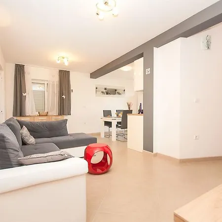 Ante Apartment *